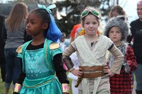 students dressed as princess and rey from star wars
