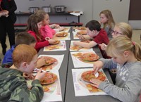 students eating thanksgiving treats