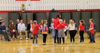 elementary students welcoming honorees