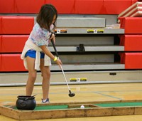 student playing mini golf